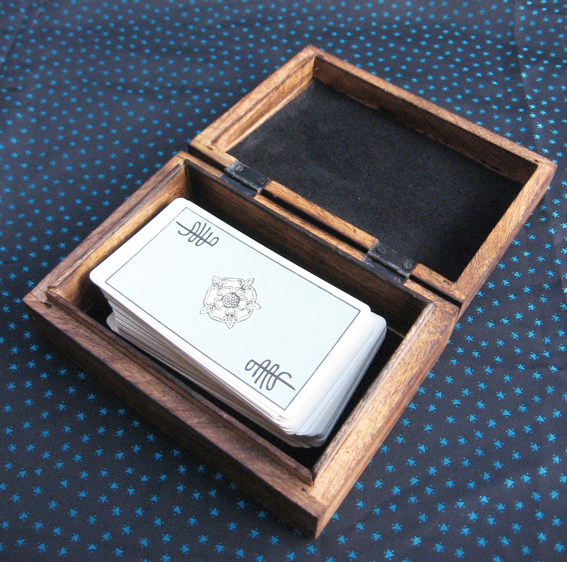 What makes a good tarot card box? (Find out what makes them great for protecting your cards collection)